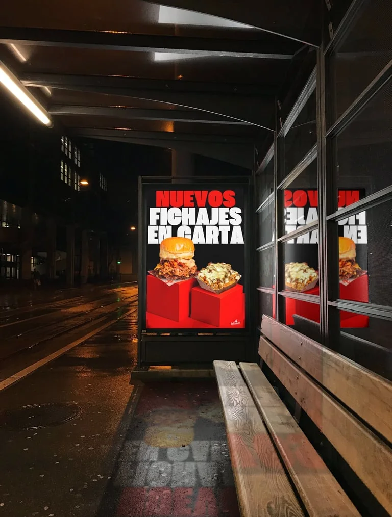 Campaña de Wismar Food en una marquesina de autobús de noche